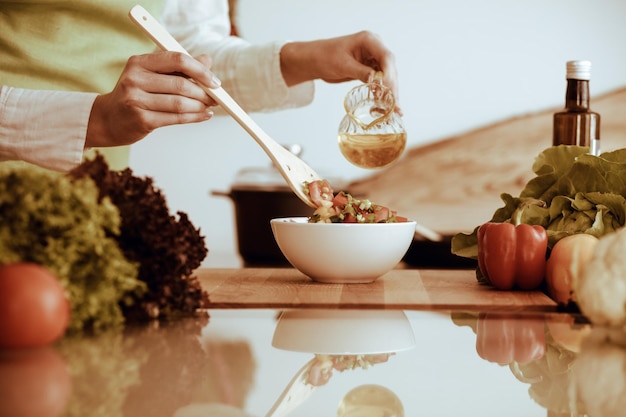 Kucharz przygotowujący potrawę
